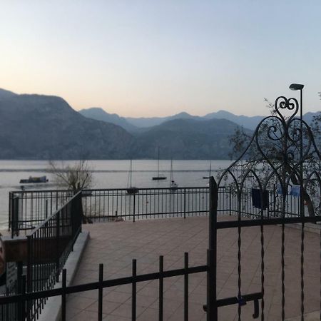 Casa Ines Fronte Lago Aparthotel Brenzone sul Garda Exterior foto