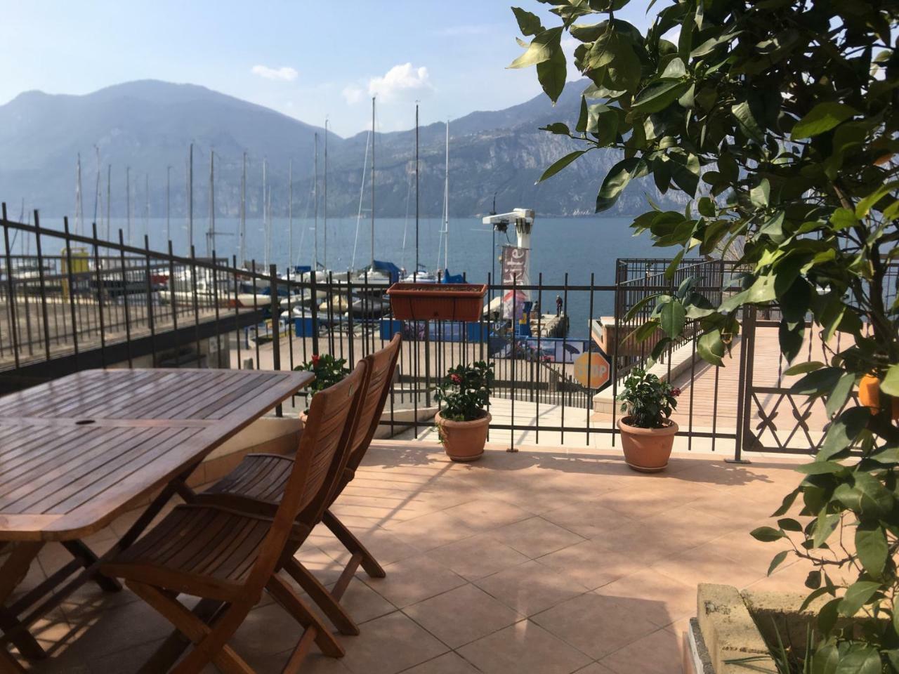 Casa Ines Fronte Lago Aparthotel Brenzone sul Garda Exterior foto